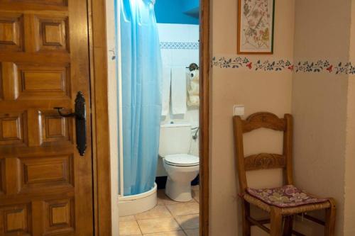 een badkamer met een toilet en een stoel bij Studio with balcony and wifi at Robledillo de Gata in Robledillo de Gata