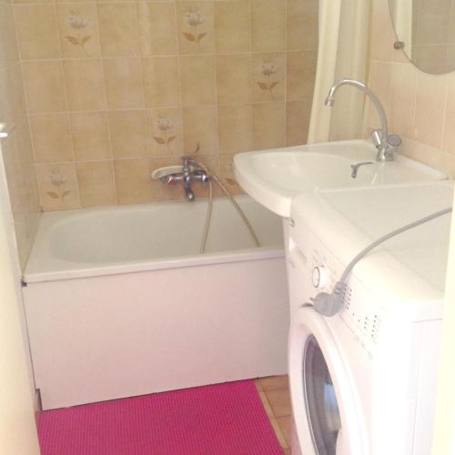 une salle de bain avec une machine à laver et un lavabo dans l'établissement Appartement 2 chambres à Cavalaire-sur-Mer, 40 m² avec balcon, à Cavalaire-sur-Mer