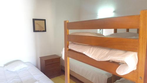 Un dormitorio con dos literas y una cama. en Charming House in Burinhosa, Pataias with Shared Pool, en Burinhosa