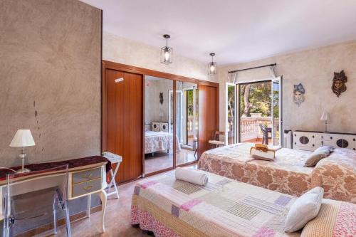 Posteľ alebo postele v izbe v ubytovaní Paradisiac Villa in Llucmajor with Sea View and Private Pool
