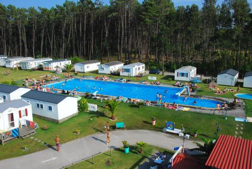 una vista aérea de una gran piscina con casas en Charming House in Burinhosa, Pataias with Shared Pool, en Burinhosa