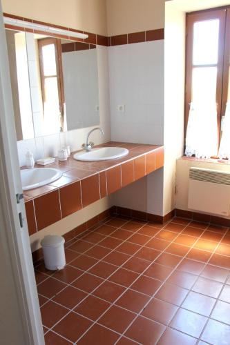 une salle de bain avec deux lavabos et un miroir dans l'établissement Appartement spacieux avec vue sur les montagnes à Espalion, à Espalion