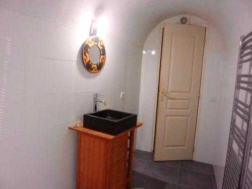 baño con lavabo y espejo en la pared en Appartement d'une chambre avec vue sur la mer a Bonifacio, en Bonifacio