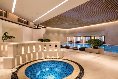 Bazén v ubytování Foreign Trade Centre C&D Hotel,Fuzhou nebo v jeho okolí