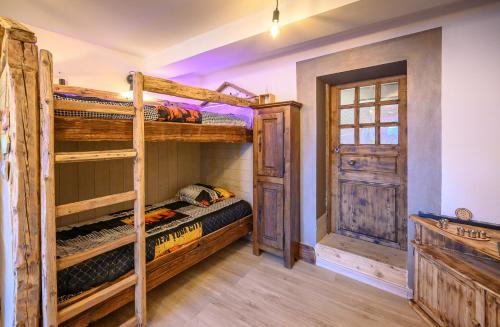 1 dormitorio con 2 literas y puerta en Studio avec wifi a Orcieres a 2 km des pistes en Orcières