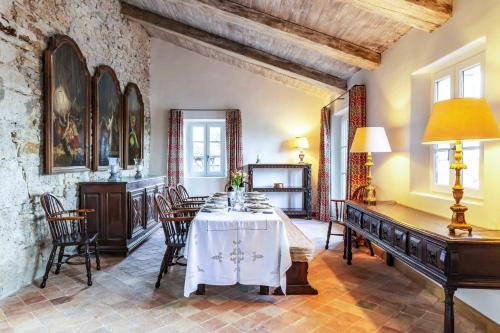 ein Esszimmer mit einem Tisch und Stühlen in der Unterkunft Villa de 6 chambres avec piscine privee jardin amenage et wifi a Cahors in Cahors