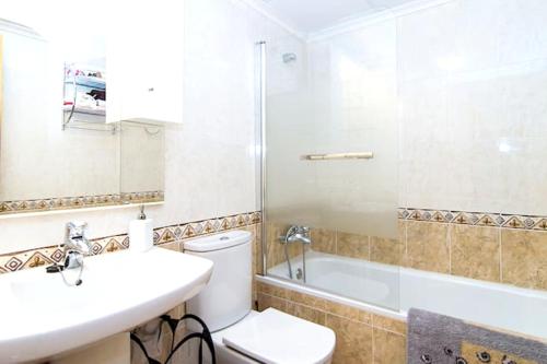 łazienka z toaletą, umywalką i wanną w obiekcie Modern Apartment in Torrevieja / 85 sqm / Near the Beach w mieście Torrevieja