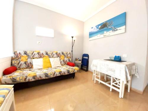 un soggiorno con divano e tavolo di One bedroom appartement at Las Palmas de Gran Canaria 30 m away from the beach with wifi a Las Palmas de Gran Canaria