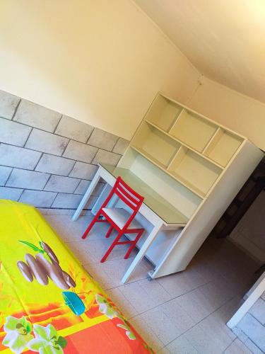 a desk and a red chair in a room at Appartement charmant Morne-À-l'Eau in Morne-à-lʼEau