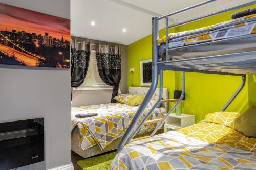 En eller flere senge i et værelse på Stockton Town Centre Apartments free parking and Wi-Fi