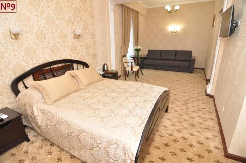 Un pat sau paturi într-o cameră la Sudar Hotel