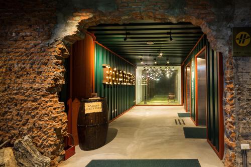 una entrada a una bodega con una pared de ladrillo en Roaders Hotel - Zhonghua en Taipéi