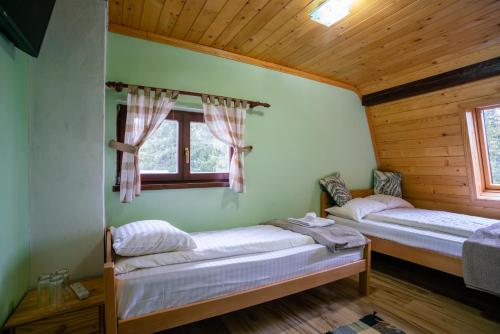 Postel nebo postele na pokoji v ubytování Apartments and Rooms Planinska Idila