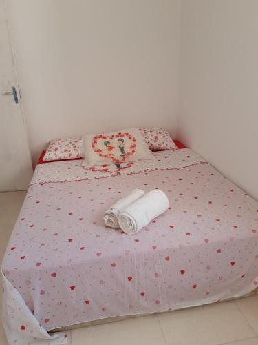 a bed with two towels on top of it at Apartamento Maria Farinha in Maria Farinha