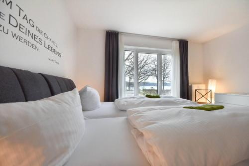 เตียงในห้องที่ Villa Kaja Wohnung Seebrücke