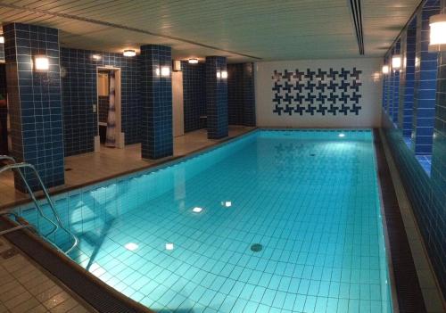 a large swimming pool in a building at Haus Halligblick Wohnung 18 in Wyk auf Föhr