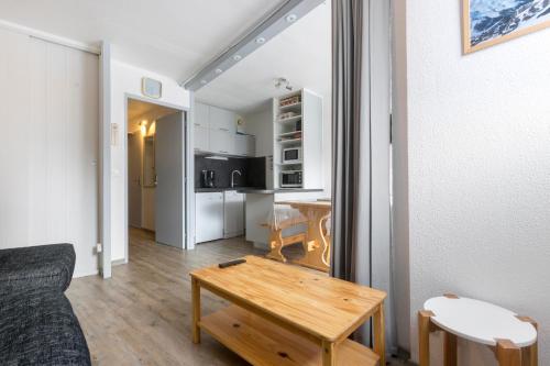 un salon avec un canapé et une table dans l'établissement Le Chamois - A 20m des pistes !, à Saint-Martin-de-Belleville