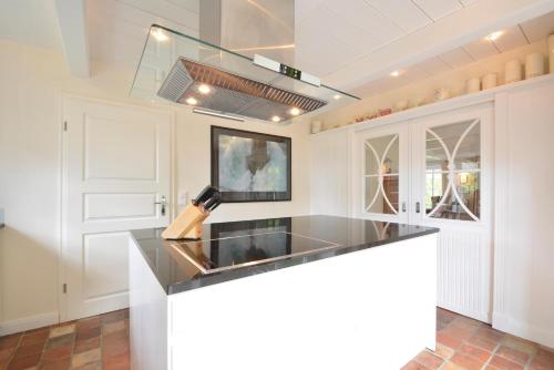 a kitchen with a large counter top in a room at Auster Hues in Midlum