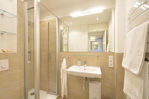 y baño con lavabo y ducha. en Haus Habel Wohnung 18, en Wyk auf Föhr