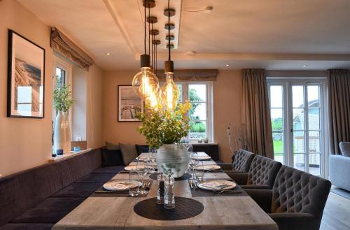 a dining room with a long table and chairs at Meggis Hues in Westerland (Sylt)