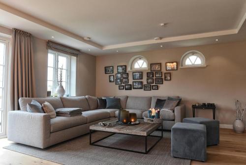 a living room with a couch and a table at Meggis Hues in Westerland (Sylt)