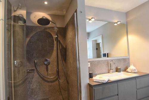 a bathroom with a shower and a sink at Meggis Hues in Westerland (Sylt)