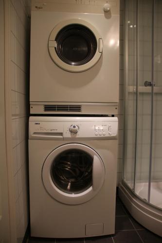 a dryer and a washing machine in a bathroom at Skomakergarden in Ulsteinvik