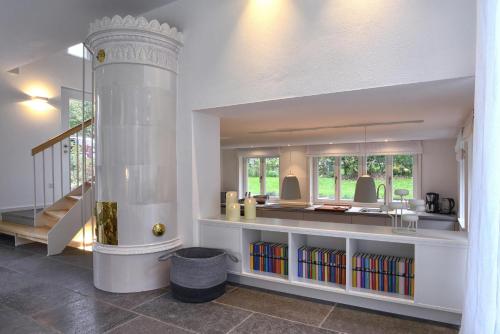 a living room with a book shelf with books at Kliffhuus in Goting