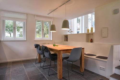 a kitchen with a wooden table and chairs at Kliffhuus in Goting