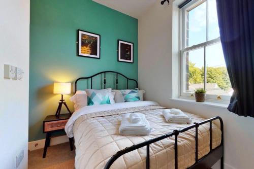 ein Schlafzimmer mit einem Bett mit zwei Handtüchern darauf in der Unterkunft Finest Retreats - Peak Dale Apartment in Matlock