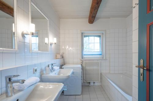 フーズムにあるReethus Schobüllの白いバスルーム(シンク、バスタブ、トイレ付)