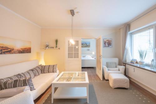 a living room with a couch and a table at Apartmenthaus Tönning Sanddüne in Tönning