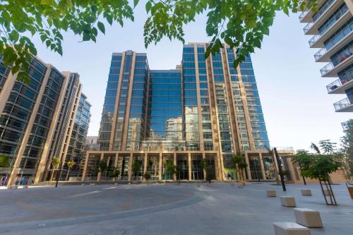 un grand bâtiment avec de grands bâtiments en arrière-plan dans l'établissement Wyndham Dubai Deira, à Dubaï