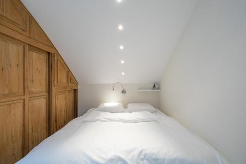 een slaapkamer met een groot wit bed in een kamer bij Hafenblick in Husum