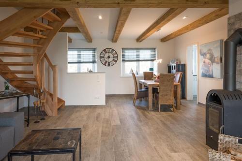 a living room with a table and a dining room at Linas Huis in Galmsbüll