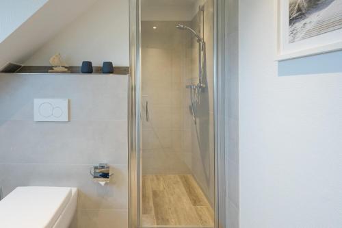 a bathroom with a shower and a toilet at Linas Huis in Galmsbüll