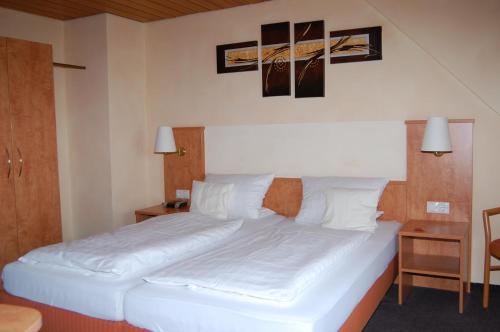 מיטה או מיטות בחדר ב-Landgasthof Jägerstübchen