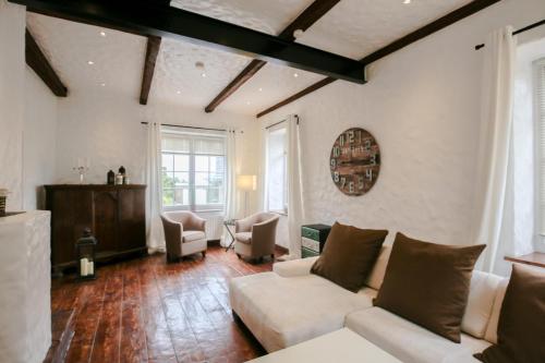 uma sala de estar com um sofá e cadeiras em Lodge an der Muehle em Bredstedt