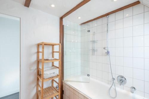 een badkamer met een douche en een houten ladder bij Seaside in Westerland