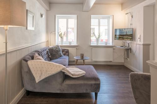 a living room with a couch and a table at Hannes Kapitänshaus in Husum