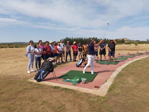 a group of people standing around a golf course at Willy's Country Club Cauquenes in De Cauquenes