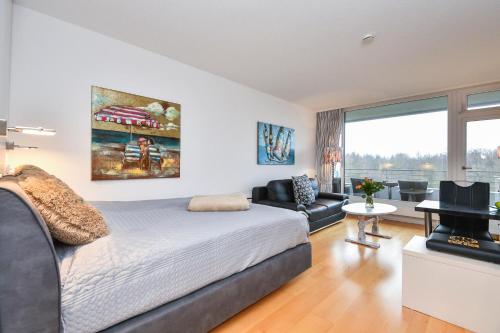 um quarto com uma cama e uma sala de estar em Appartement 718 em Timmendorfer Strand