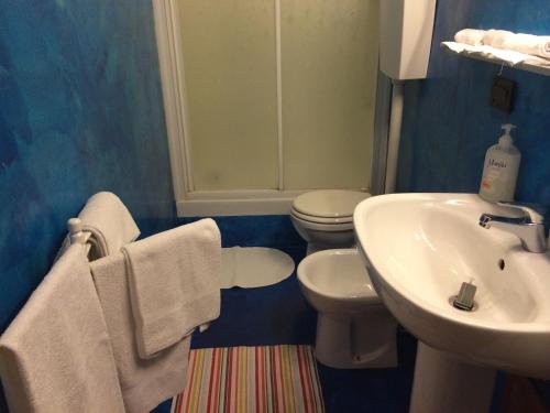 a bathroom with a sink and a toilet at Bed & Breakfast Don Carlos in San Martino di Lupari
