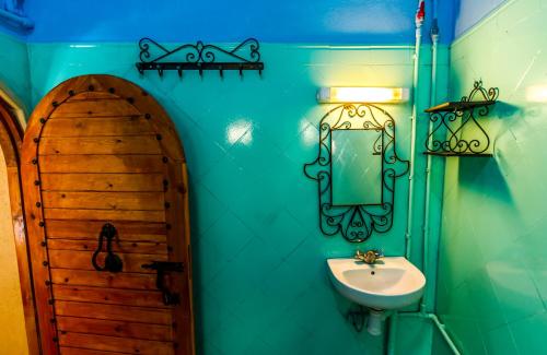La salle de bains est pourvue d'un lavabo et d'un miroir. dans l'établissement Dar tiwira, à Aït Baha