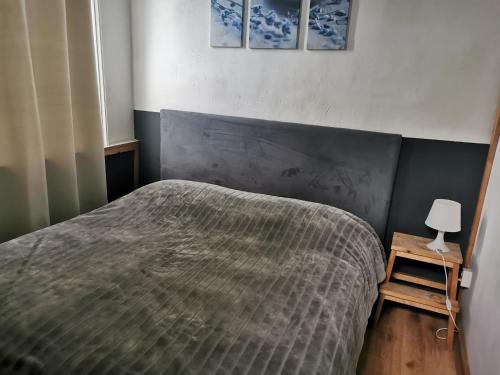 ein Schlafzimmer mit einem großen Bett und einem Beistelltisch in der Unterkunft B&B In De Backerije 2 in Zuidwolde
