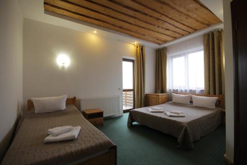 una camera d'albergo con due letti e una finestra di Na Gorbi a Slavske