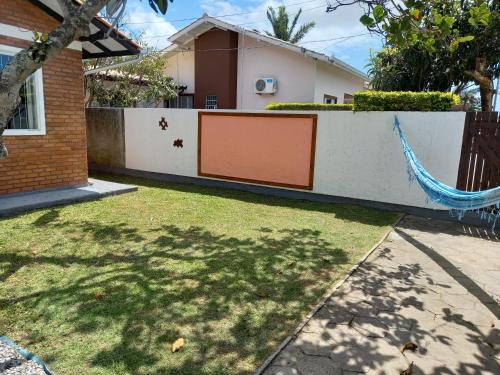 un patio con una hamaca frente a una casa en Casa em Florianópolis, rio vermelho de 2 quartos bem localizada, en Florianópolis