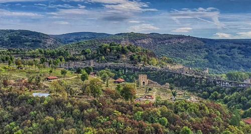 uma pequena cidade no topo de uma colina com árvores em Tsarevets panoramic apartments Veliko Tarnovo em Veliko Tŭrnovo