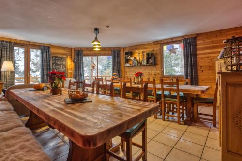 - une salle à manger avec une table et des chaises en bois dans l'établissement Gîte Ancolie Bleue, à Abriès