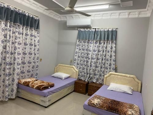 Postel nebo postele na pokoji v ubytování Dar ALHamra Inn